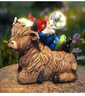 Solar Highland Cow Gnome Garden Decor Statue, Outdoor Funny Solar Light Decorati